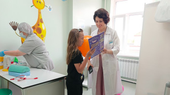 Юных пациентов Лангепасской городской больницы поздравили с Международным днем защиты детей